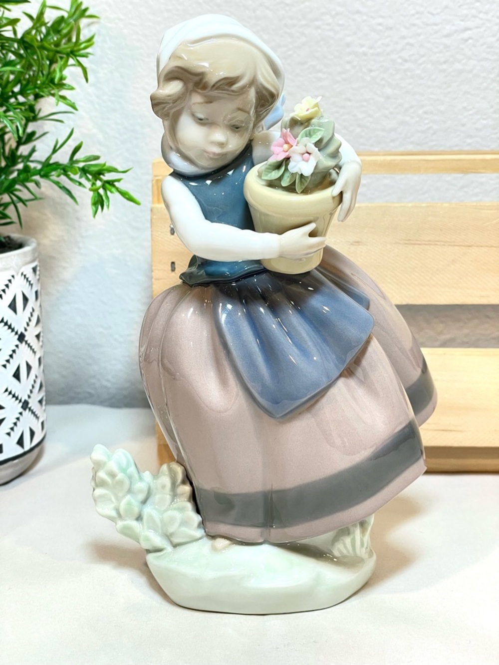 Lladró “Spring is Here” Retired from the Children w Flowers Collection | EUC